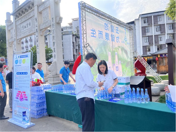 “玉皇池天然矿泉水”新品推广现场